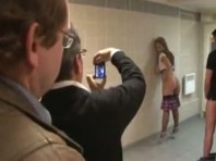 Schulmädchen prostituierte einen dienst in öffentlichen toiletten