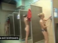Milfs und Omas spioniert in einer öffentlichen Dusche