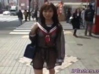 Mikan Erstaunlich asiatischen Schulmädchen genießt